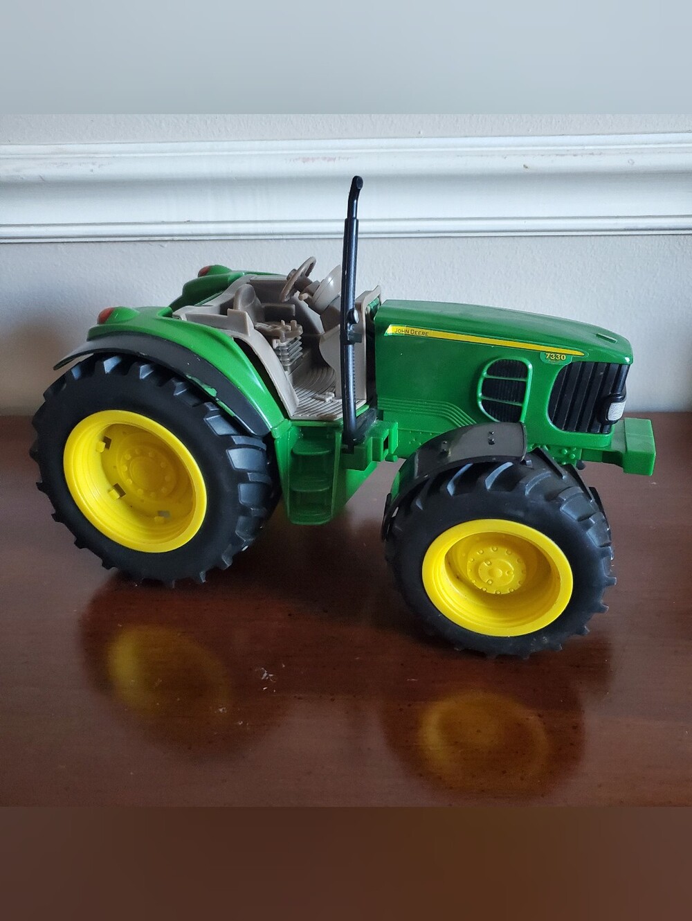 Britains Ertl 7330 John Deere Tractor Toy